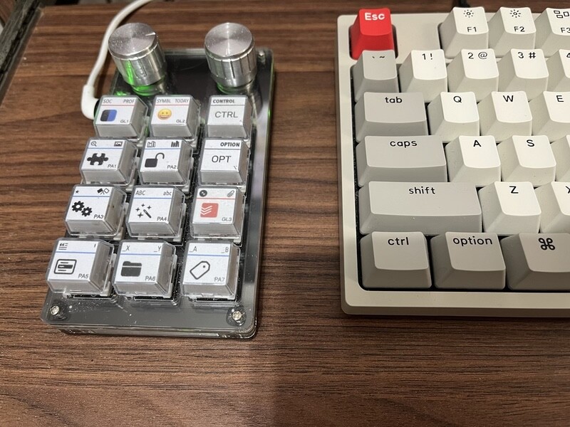 Um teclado de atalhos ao lado de um teclado tradicional, na minha mesa