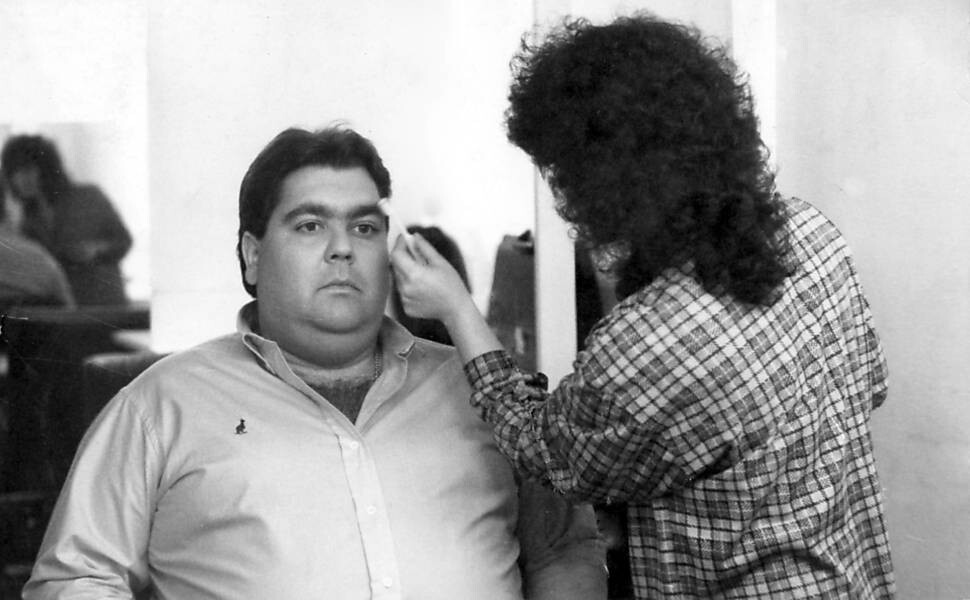 Foto em preto e branco de Faustão sendo preparado para ir ao ar