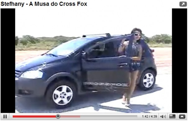 Print antigo do Youtube com cena e o título: “Stefhany - a musa do cross fox“