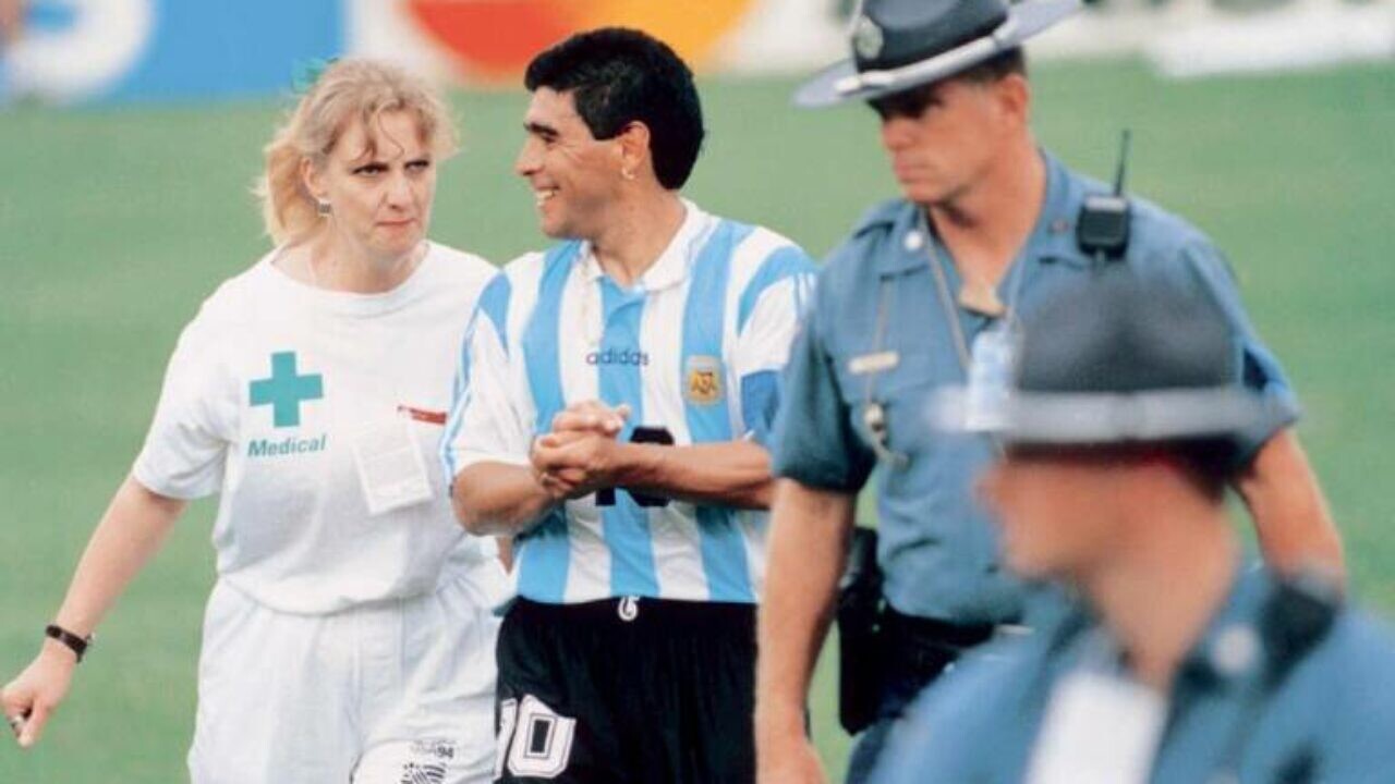 Maradona sendo conduzido pela enfermeira Sue Carpenter  para a coleta da amostra para o exame