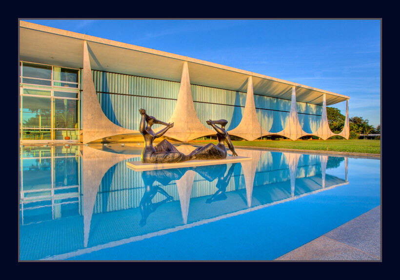 O Palácio visto durante a manhã, e a escultura As Iaras, de Alfredo Ceschiatti<br>