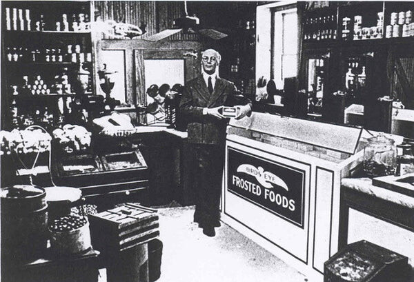 Clarence Birdseye junto a um freezer expositor de seus produtos congelados pioneiros