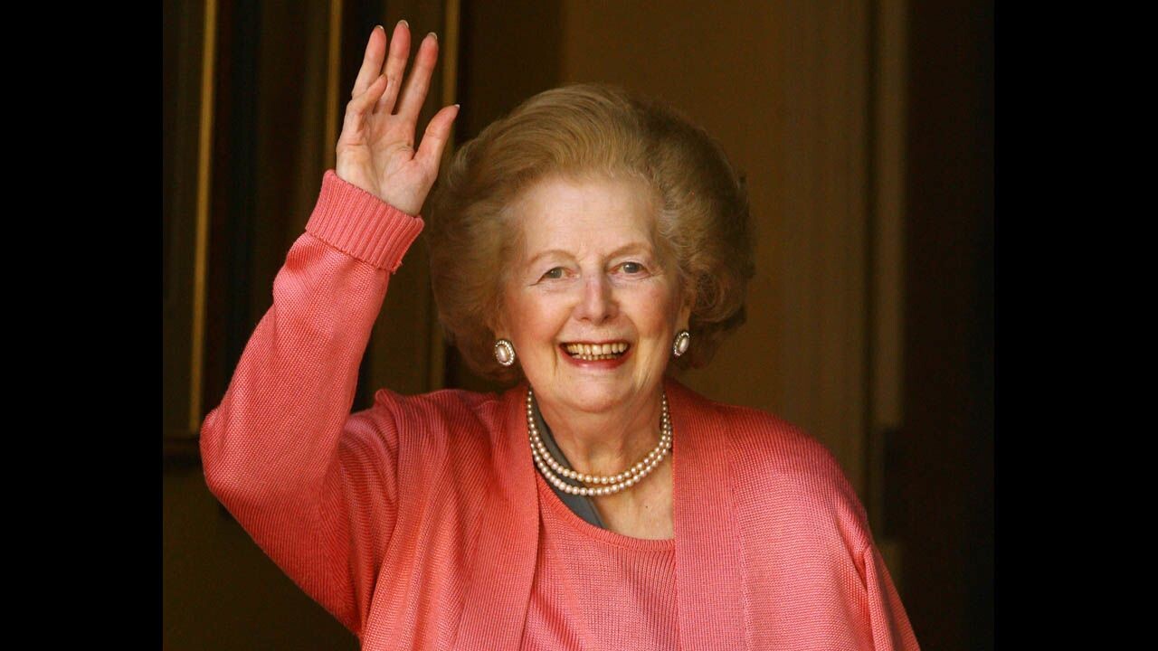 Margaret Thatcher, de braço erguido