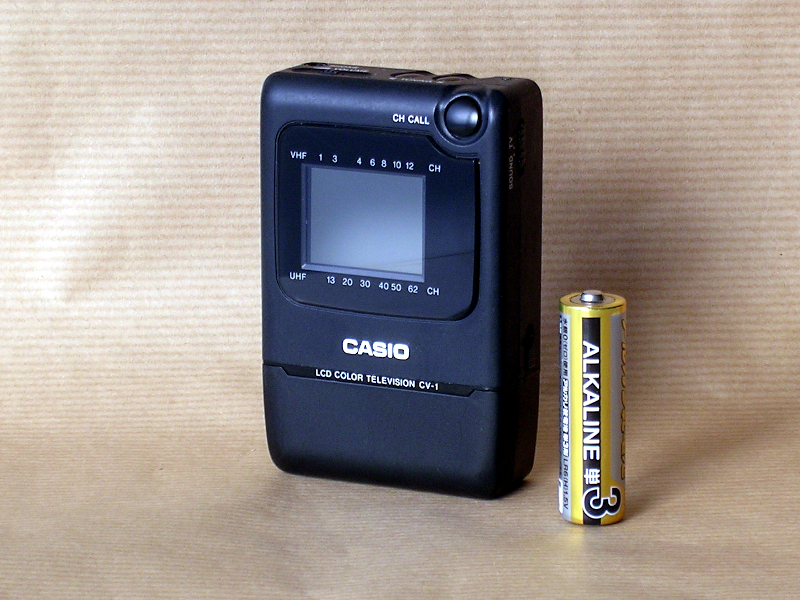 A TV Casio CV 1, com uma pilha ao lado para dar a escala