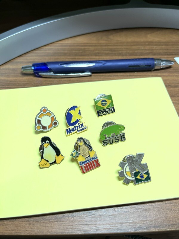 broches do Ubuntu, Matrix Internet, Software brasileiro, SuSE Linux, Conectiva Linux, SUSE Linux de novo e KDE Brasil, sobre um postitão
