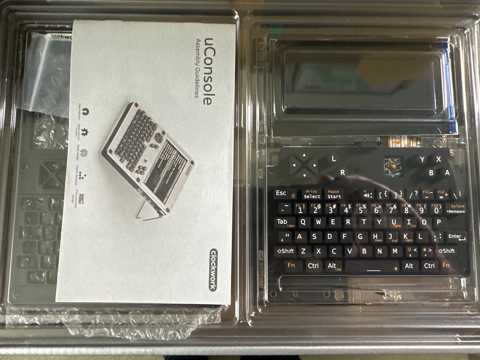 Um uConsole, ainda desmontado e na caixa.