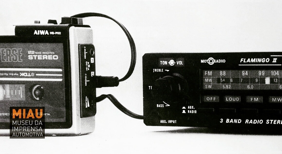 Flamingo II conectado a um clone de walkman da AIWA, em foto do MIAU - Museu da Imprensa Automotiva