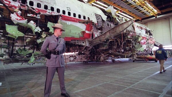Montagem dos destroços recuperados, sob guarda, durante a investigação