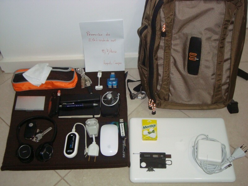 pano de limpar tela, Cabo USB, carregador de iPhone, hub USB, porta-cartões de visita, canetas e bloco, ventilador portátil, fone de ouvido, chaves, modem de banda larga, adaptador de tomada, mouse, pen drive, Mentex, notebook pesando 1kg, cabo de energia para o notebook.<br>