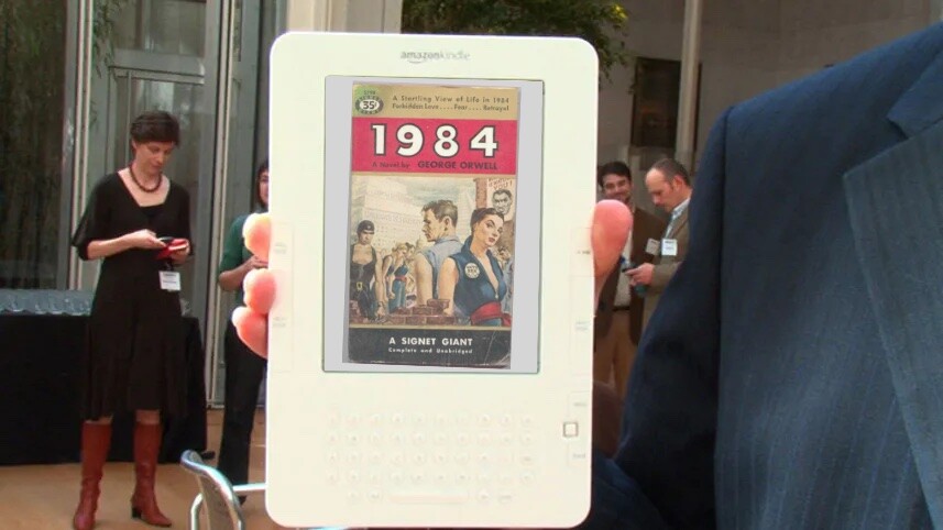 Capa de uma edição antiga de 1984 sobreposta à tela de um Kindle de 2009