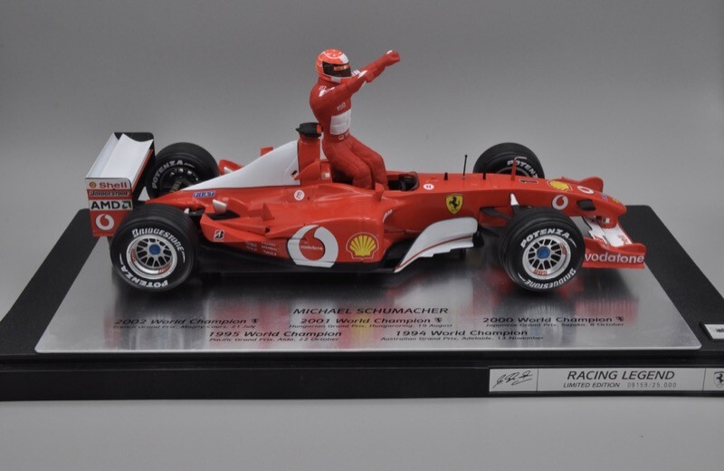 Reprodução artística de Schumacher após vencer em Magny-Cours em 2002