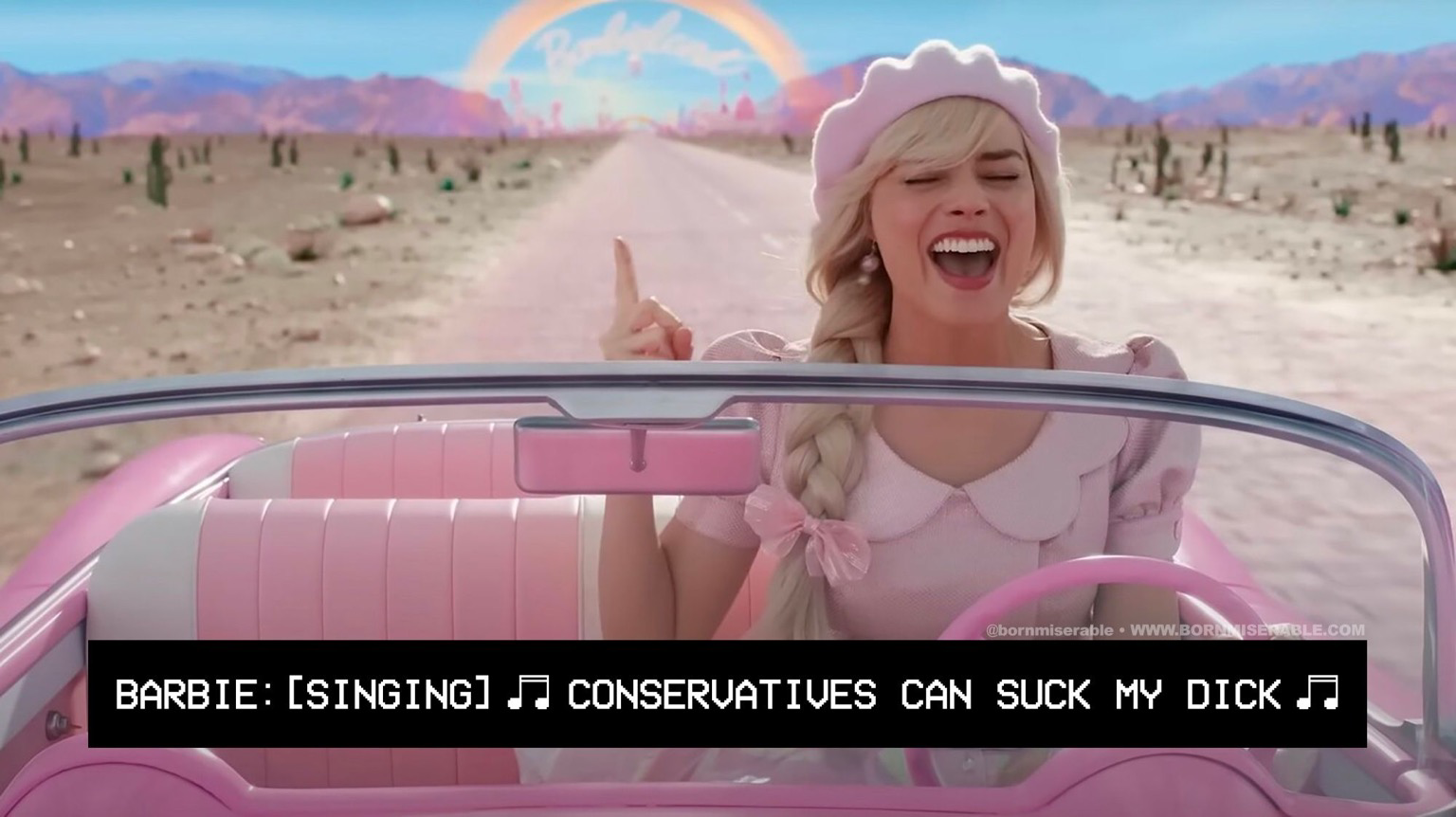 Barbie dirigindo um carro rosa e cantando “Conservatives can suck my dick“