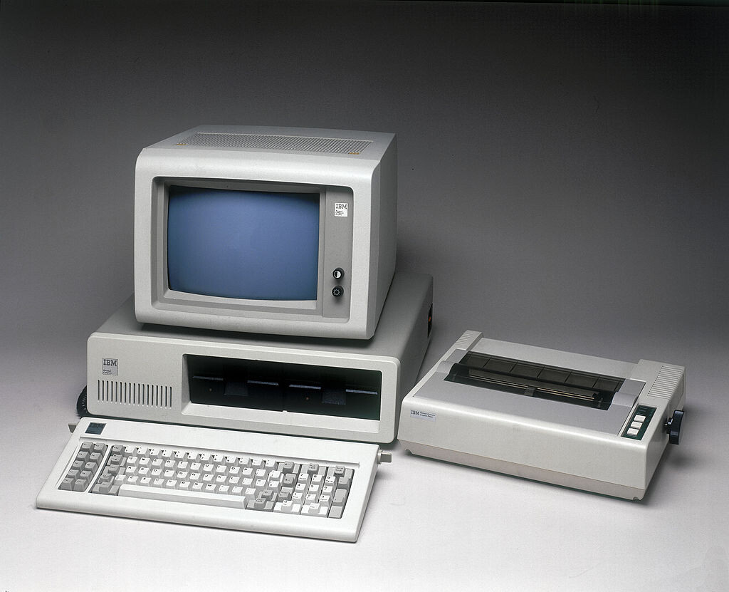 O IBM-PC ao lado de uma impressora de 80 colunas