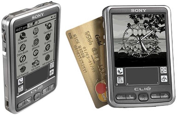 Sony Clie PEG SL10 ao lado de um cartão de crédito para permitir noção da escala