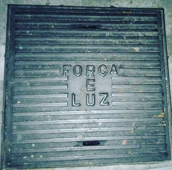 Tampa de bueiro motivacional, com a inscrição: FORÇA E LUZ