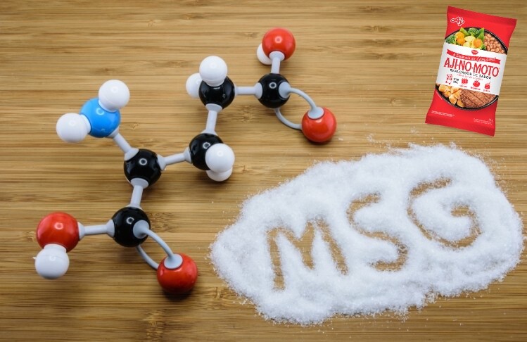 Estrutura da molécula do MSG, a palavra MSG escrita sobre o próprio MSG, e uma embalagem de MSG da Ajinomoto.