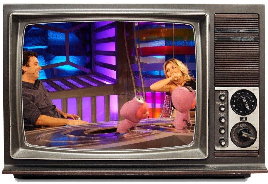 Cena da entrevista inicial, com Marco Luque, Leitte e 2 fantoches entomológicos.