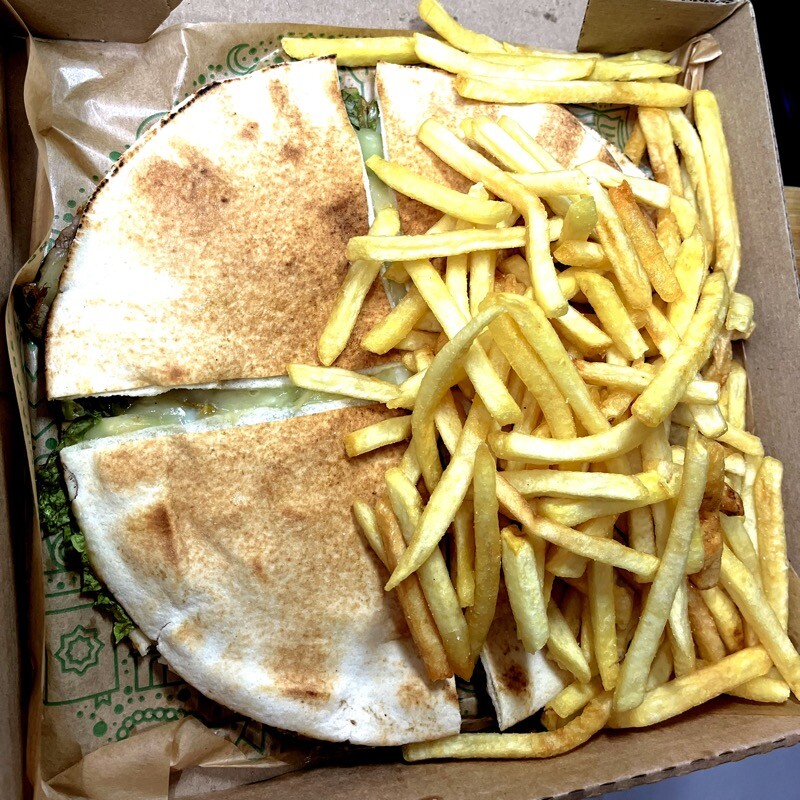 Tele-entrega de um beirute de rosbife com porção extra de batata frita em formato palito