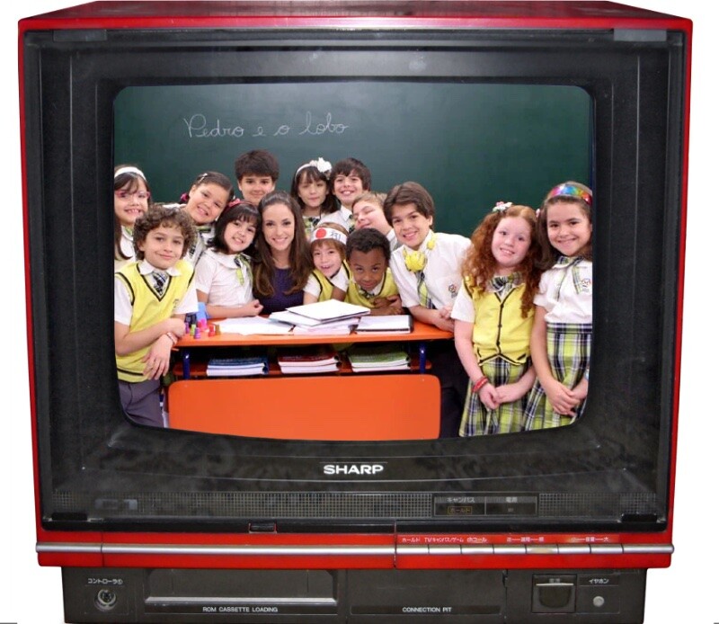 A professora e as crianças do elenco de Carrossel, caracterizados