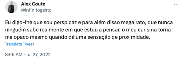 Tweet de Alex Couto: Eu digo-lhe que sou perspicaz e para além disso mega rato, que nunca ninguém sabe realmente em que estou a pensar, o meu carisma torna-me opaco mesmo quando dá uma sensação de proximidade.