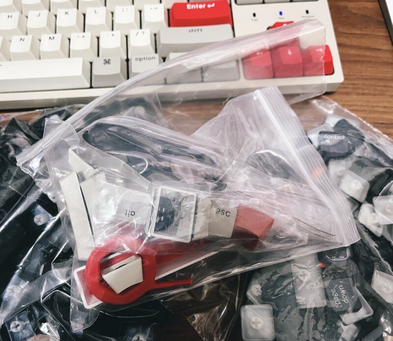 3 plasticos tipo ZIP cheios de teclas soltas