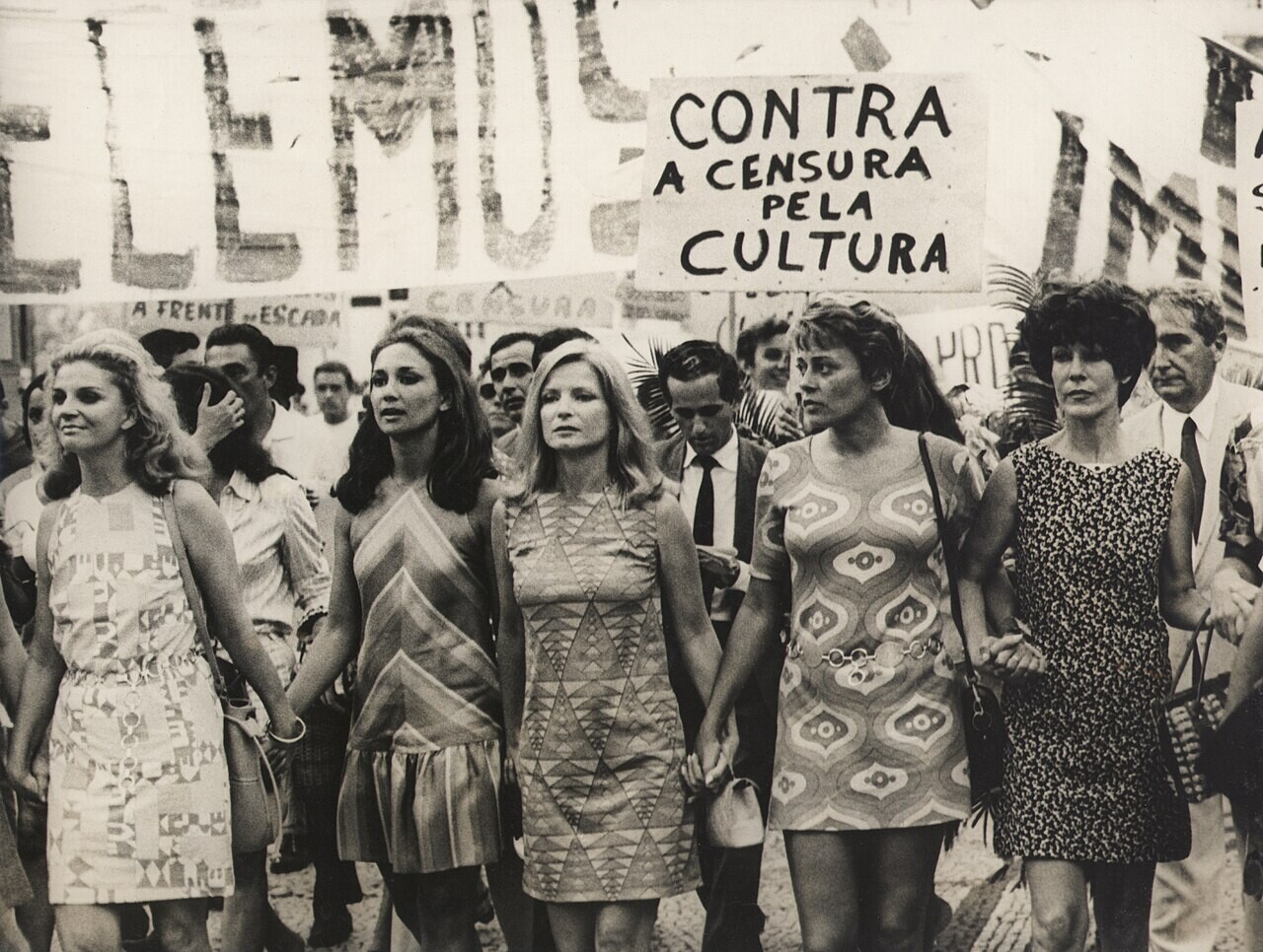 Protesto Cultura contra Censura em fevereiro de 1968. Na foto: Tônia Carrero, Eva Wilma, Odete Lara, Norma Bengell e Cacilda Becker.<br>