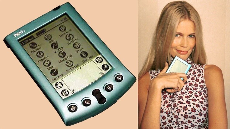 O Palm Vx Claudia Schiffer Edition, e a supermodelo segurando um deles