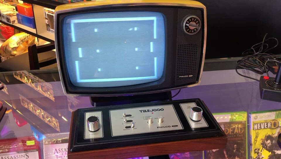 Um telejogo Philco Ford conectado a uma TV