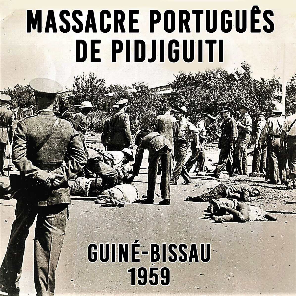 Policiais observam os corpos estendidos no pátio