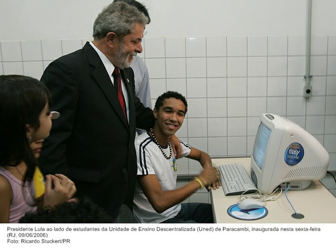 Presidente Lula ao lado de estudantes da Unidade de Ensino Descentralizada (Uned) de Paracambi, inaugurada nesta sexta-feira<br>(RJ. 09/06/2006)<br>Foto: Ricardo Stuckert/PR