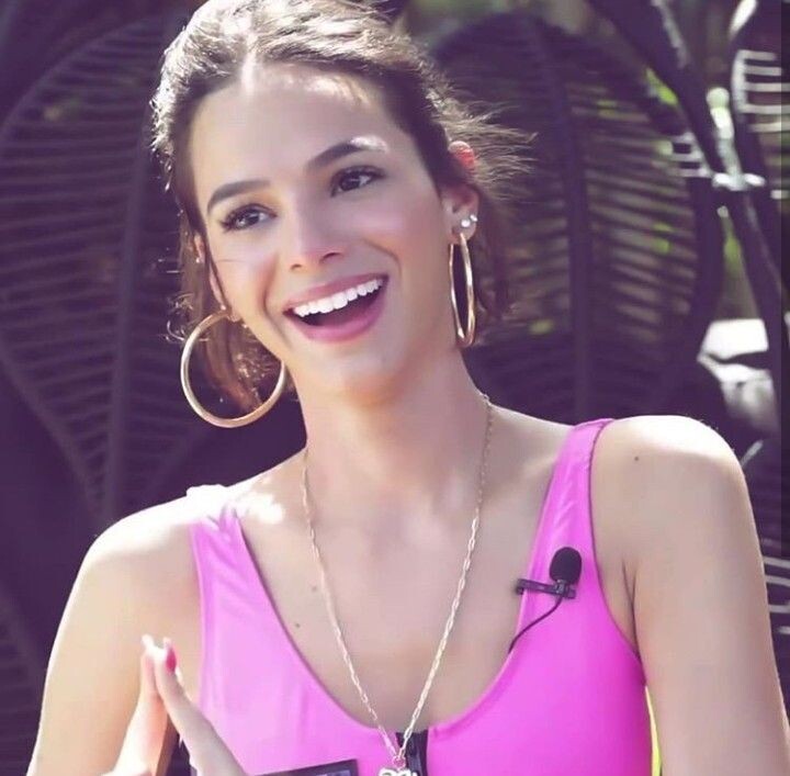 Bruna Marquezine sorri durante gravação