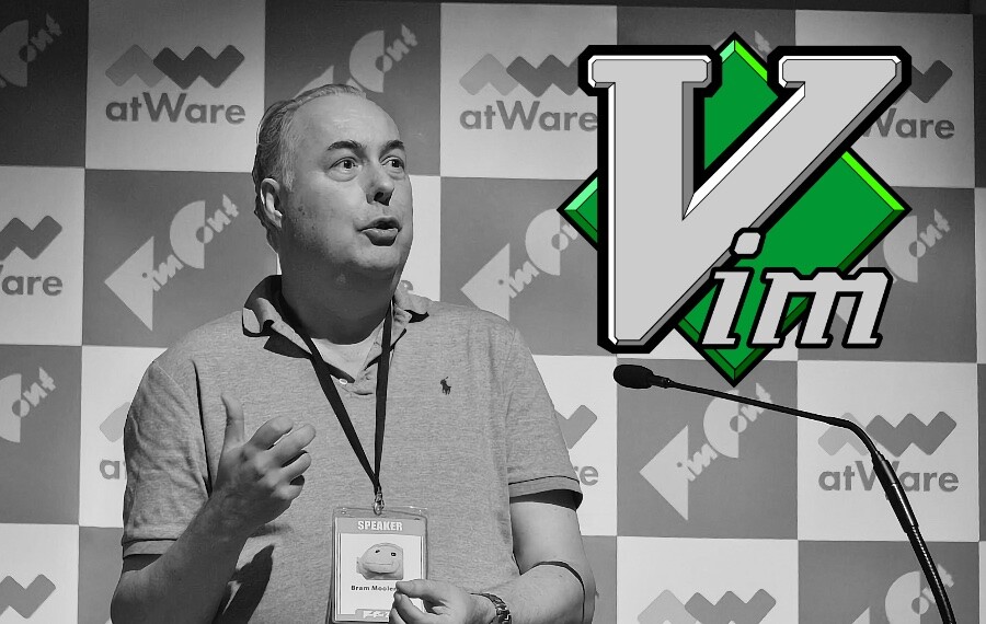 Foto em preto e branco de Bram Moolenaar em palestra