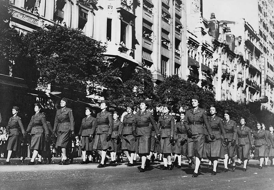 Enfermeiras da FEB desfilam na avenida Rio Branco, no Rio de Janeiro, antes de seguir para a Itália, em 1944<br>