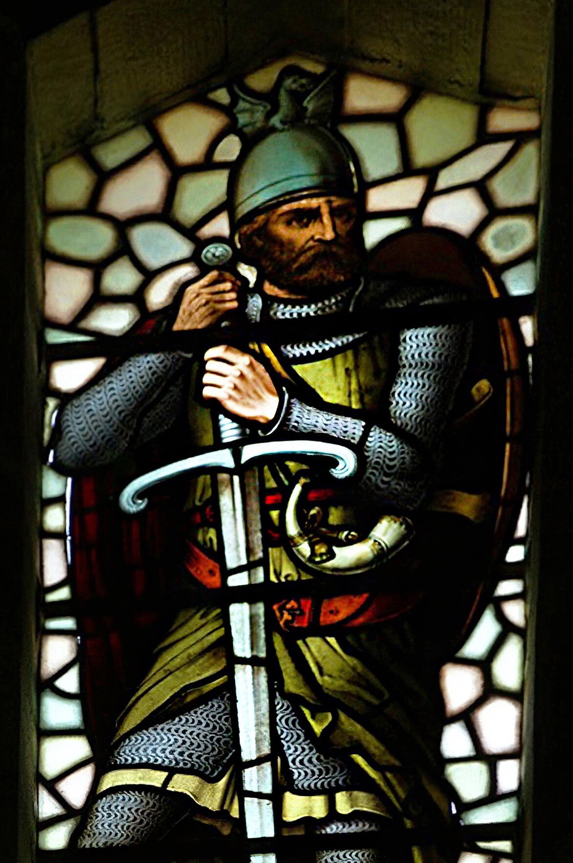 William Wallace em traje de combate, representado artisticamente em vitral