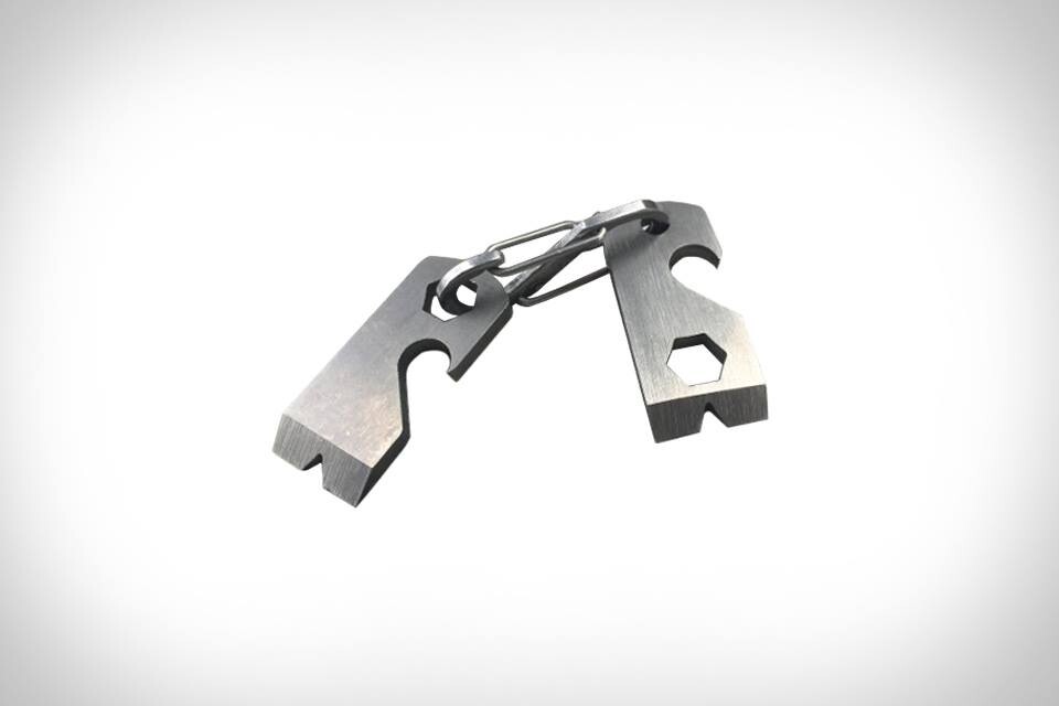 Duas microferramentas de metal, com chave hexagonal, cunha e abridor de garrafas