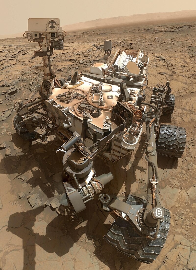 Este autorretrato do rover Curiosity, da NASA, mostra o veículo no local “Big Sky“, onde sua broca coletou a quinta amostra do Monte Sharp. <br>