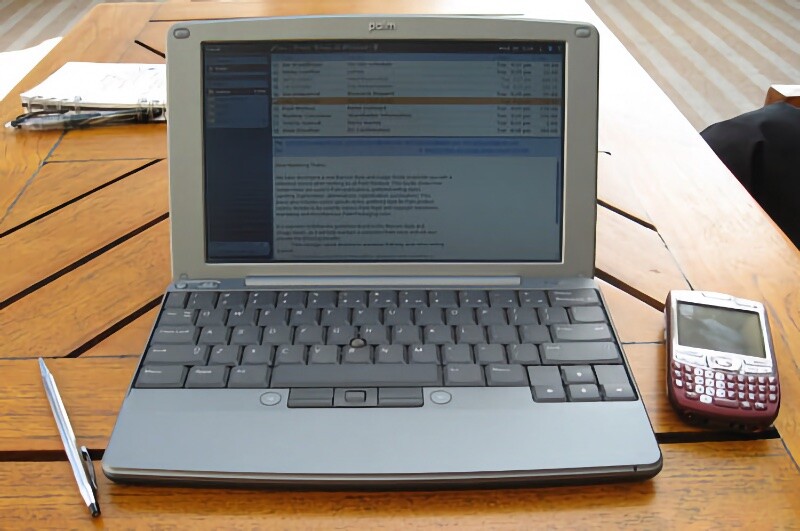 Um Foleo ao lado de um Treo