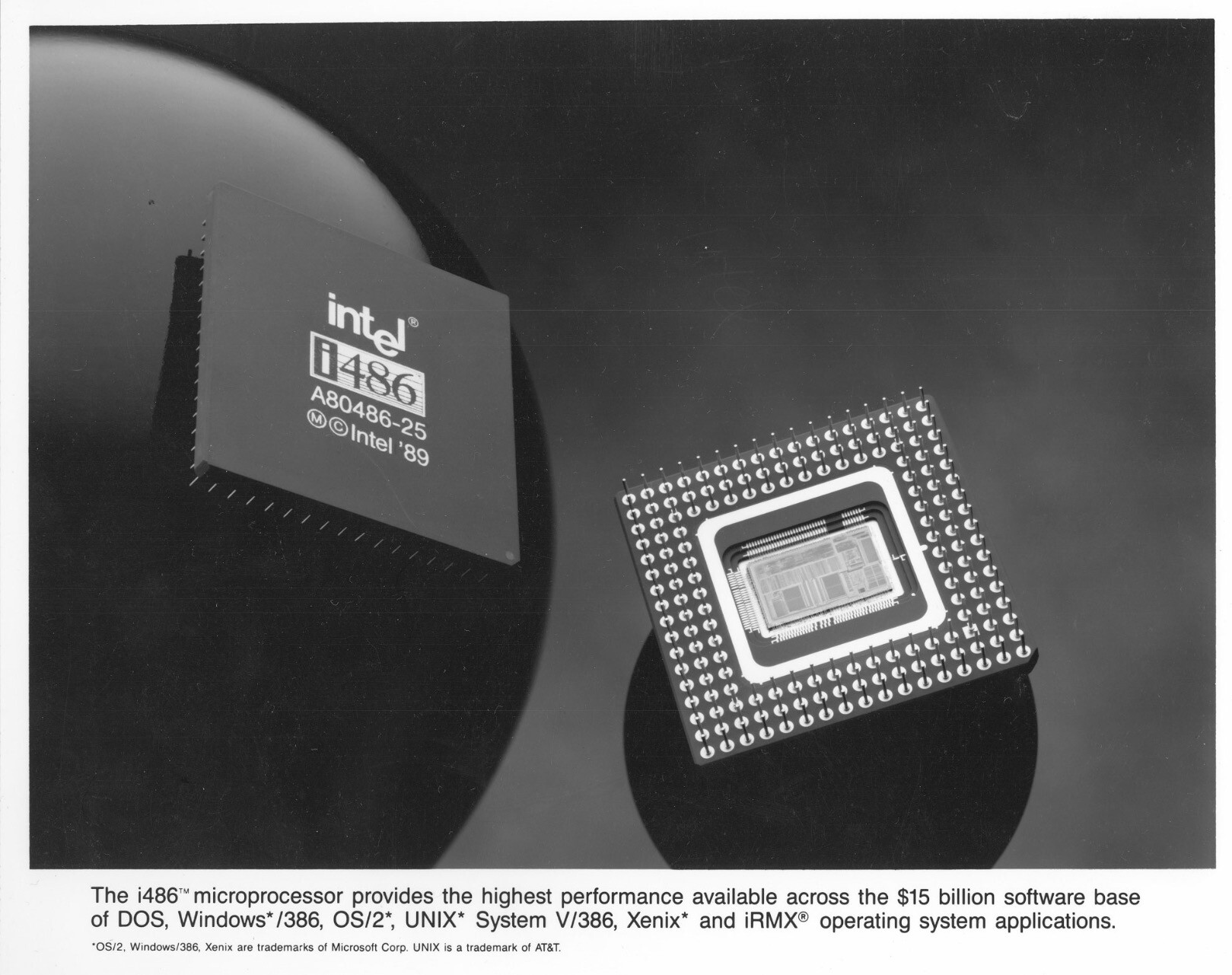 Imagem promocional do processador i486 com a legenda:<br><br>The 486™ microprocessor provides the highest performance available across the $15 billion software base of DOS, Windows*/386, OS/2*, UNIX* System V/386, Xenix* and iRMX® operating system applications.<br>*OS/2, Windows/386, Xenix are trademarks of Microsoft Corp. UNIX is a trademark of AT&T.