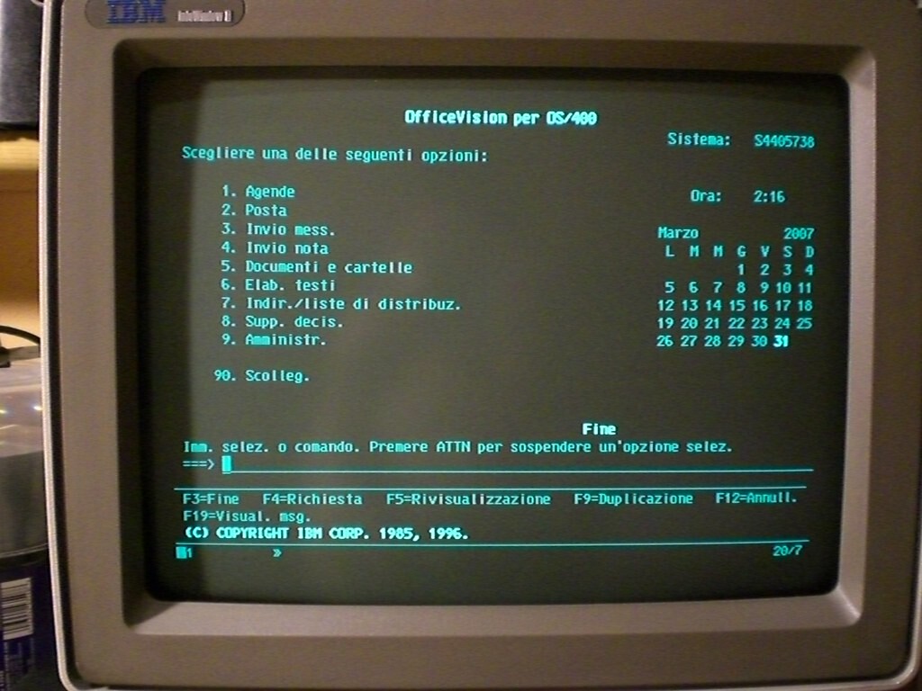 Tela do OfficeVision em italiano, num terminal de um mainframe IBM