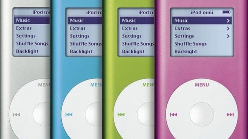 4 iPods exibindo seus menus
