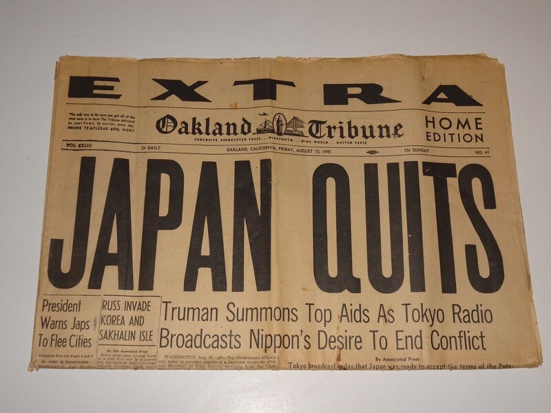Edição extra do jornal Oakland Tribune com a manchete:<br><br>JAPAN QUITS