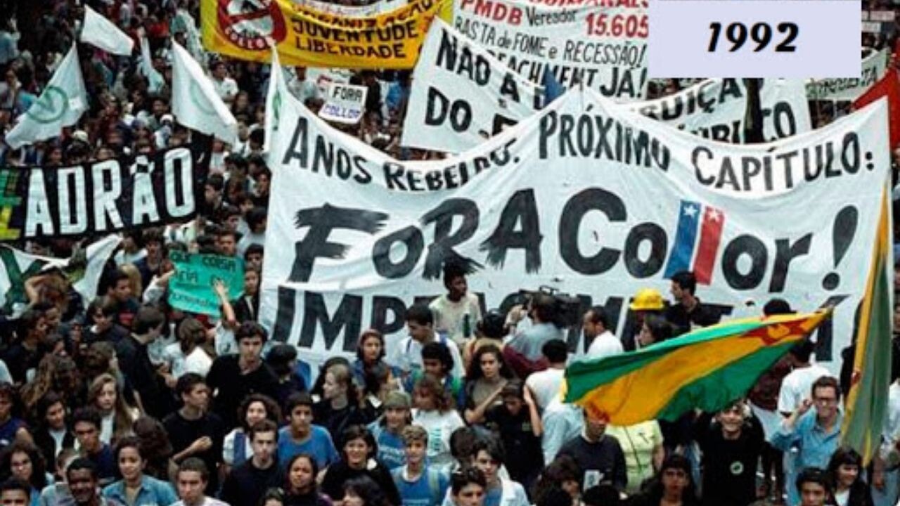 Uma das manifestações dos Caras Pintadas em 1992, com faixa dizendo:<br><br>Anos Rebeldes próximo capítulo: Fora Collor