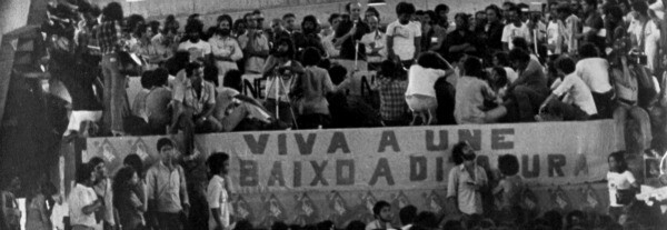 Manifestação com faixa: Viva a UNE, Abaixo a ditadura