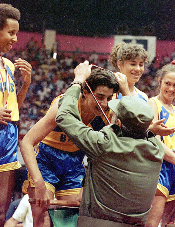Fidel coloca a medalha na sorridente vencedora Magic Paula