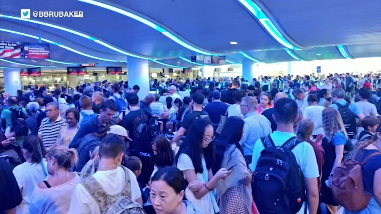 Passageiros aglomerados na imigração