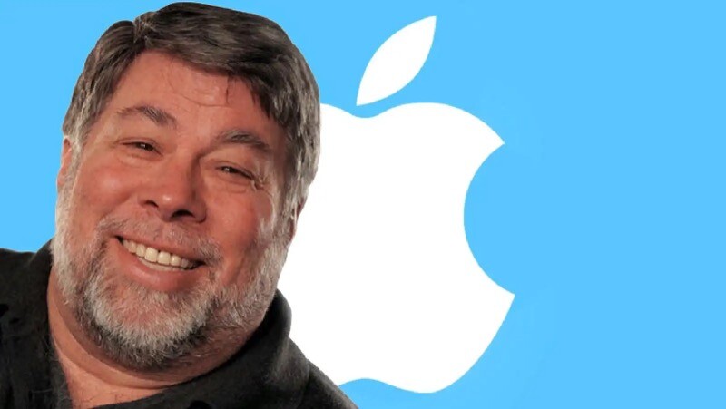 Steve Wozniak com o logo da Apple ao fundo