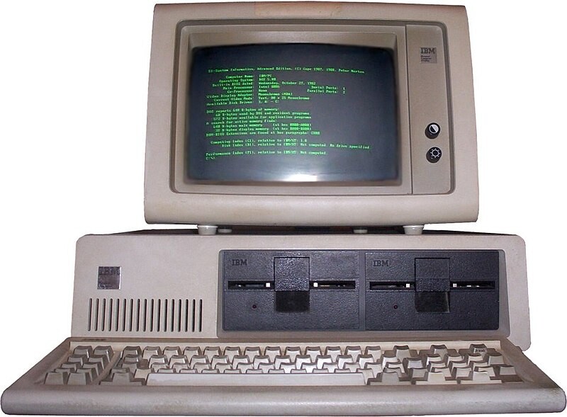 Um IBM 5150, que hoje conhecemos como IBM PC