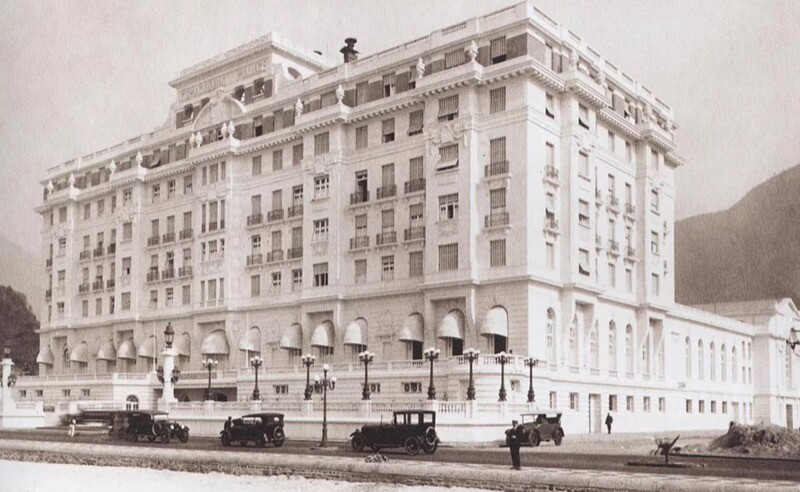 Foto antiga do Copacabana Palace, com automóveis estacionados em frente