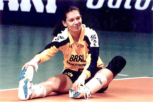 Ana Moser alongando em treino pela seleção brasileira