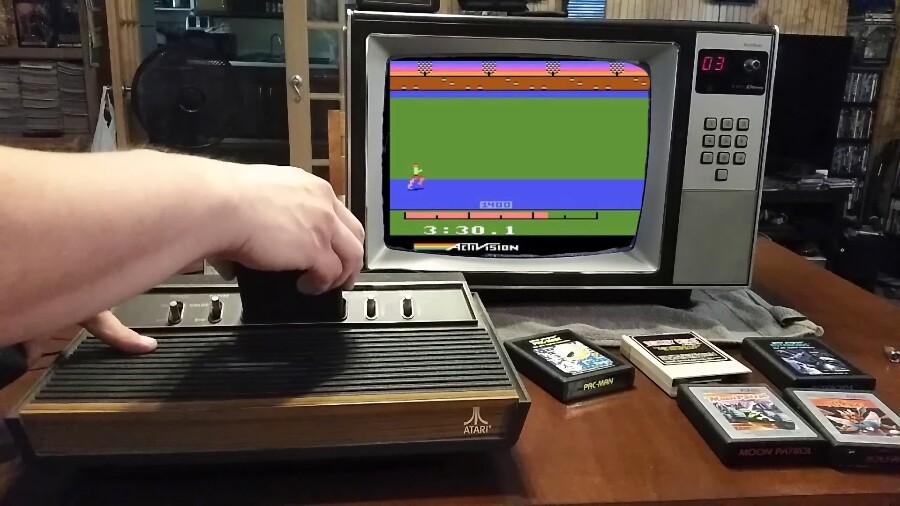 Decathlon na tela de uma TV em frente a um Atari